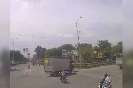 Cố vượt xe tải đang rẽ, cô gái bị đâm ngã trên đường