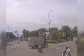 Cố vượt xe tải đang rẽ, cô gái bị đâm ngã trên đường