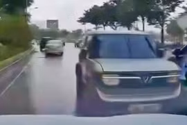 Người phụ nữ lái ô tô đi ngược chiều trên đường Võ Chí Công bị xử phạt nặng