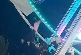 Vòng quay trò chơi gặp trục trặc, người chơi bị lộn ngược rồi văng ra ngoài