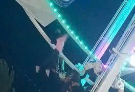 Vòng quay trò chơi gặp trục trặc, người chơi bị lộn ngược rồi văng ra ngoài