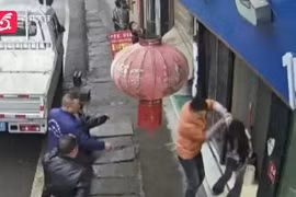 Cô gái nhảy từ lầu 2 để thoát khỏi đám cháy được hai người đỡ bằng tay không