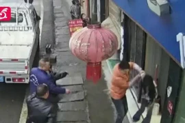 Cô gái nhảy từ lầu 2 để thoát khỏi đám cháy được hai người đỡ bằng tay không