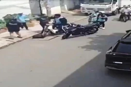 Thanh niên đánh 2 nam sinh bằng nón bảo hiểm, Công an vào cuộc 