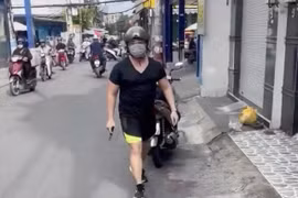 Người đàn ông cầm dao đe dọa tài xế xe ba gác sau va chạm giao thông