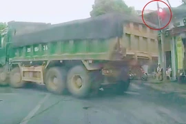 Xử phạt tài xế xe tải ngang nhiên vượt đèn đỏ ở Hà Nội