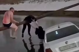 Người dân cứu một phụ nữ và một đứa trẻ khỏi chiếc taxi bị rơi xuống nước