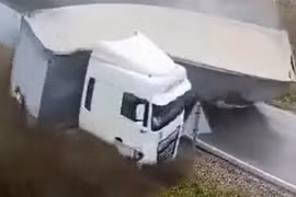 Xe tải lớn mất kiểm soát gập làm đôi, quật nát xe con khiến 2 người tử vong 