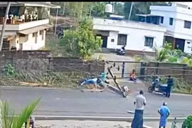 Phóng như bay trên đường vắng, thanh niên 'hạ gục' cột điện