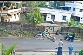 Phóng như bay trên đường vắng, thanh niên 'hạ gục' cột điện