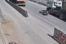 Người đi xe máy bị cán chết dưới bánh xe tải sau cú phanh gấp 