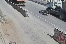 Người đi xe máy bị cán chết dưới bánh xe tải sau cú phanh gấp 