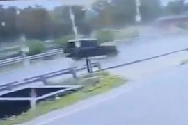 Ô tô chạy 'xé gió', đâm vào dải phân cách rồi xoay như chong chóng 