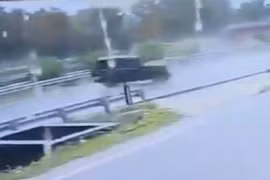 Ô tô chạy 'xé gió', đâm vào dải phân cách rồi xoay như chong chóng 