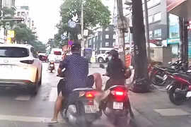 Thanh niên đi xe máy không đội mũ bảo hiểm còn húc xe, doạ đạp phụ nữ 