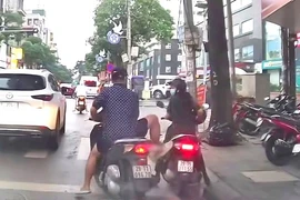 Thanh niên đi xe máy không đội mũ bảo hiểm còn húc xe, doạ đạp phụ nữ 