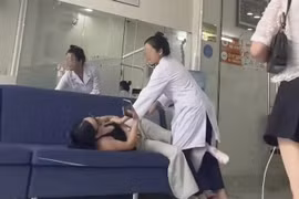 Chủ phòng khám nha khoa ở TP.HCM cầm gậy sắt đe doạ, đuổi đánh khách hàng