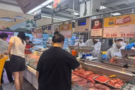 Giá thịt heo lao dốc do dịch tả heo Châu Phi lan rộng, người dân lo lắng