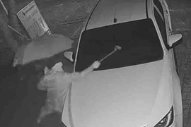 Camera ghi cảnh người lạ đập phá ô tô trước nhà dân, nguồn cơn gây phẫn nộ 