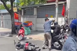 Người đàn ông gây rối, tấn công người đi đường ở TP.HCM 