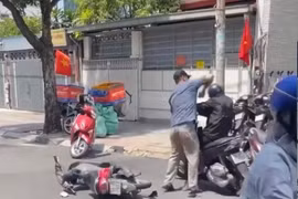 Người đàn ông gây rối, tấn công người đi đường ở TP.HCM 