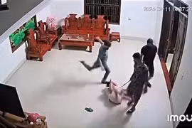 Người phụ nữ bị nhóm côn đồ xông vào nhà hành hung dã man ngay trong nhà
