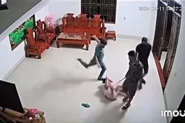 Người phụ nữ bị nhóm côn đồ xông vào nhà hành hung dã man ngay trong nhà