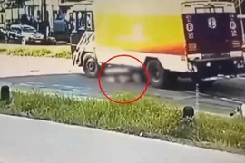 Đâm vào ổ gà rồi ngã xuống đường, người phụ nữ bị xe tải cán trúng 