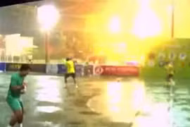 Sét đánh trúng sân bóng khiến nhiều cầu thủ trên sân chạy tán loạn