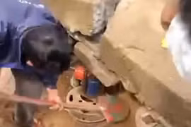 Sập bờ kè sông Ba ở Đăk Lăk, 4 người trú mưa tử vong