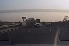 Tông vào xe con dừng ở làn khẩn cấp, xe tải lật nghiêng ra đường