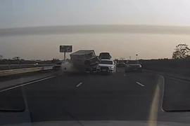 Tông vào xe con dừng ở làn khẩn cấp, xe tải lật nghiêng ra đường