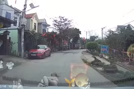 Thót tim khoảnh khắc em bé lao qua đường, người mẹ bất chấp lấy thân bảo vệ