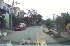 Thót tim khoảnh khắc em bé lao qua đường, người mẹ bất chấp lấy thân bảo vệ