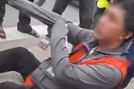 Nam shipper bị đánh vì không cho khách kiểm tra hàng 