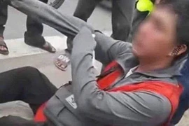 Nam shipper bị đánh vì không cho khách kiểm tra hàng 