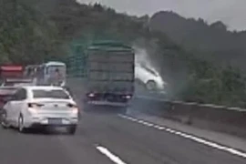 Xe tải đâm liên hoàn, hất văng xe con khỏi đường cao tốc 