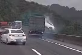 Xe tải đâm liên hoàn, hất văng xe con khỏi đường cao tốc 