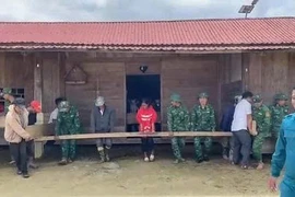 Các chiến sĩ hóa 'thần đèn' giúp di dời nhà dân ở vùng nguy cơ sạt lở