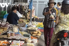 Chợ Tết truyền thống "xoay mình” thích nghi trước làn sóng mua sắm online