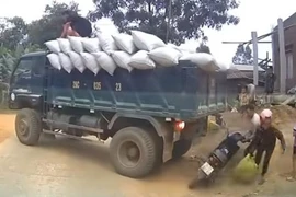 Tưởng xe tải không lùi trúng mình, người phụ nữ vô tư 'mặc kệ' nguy hiểm