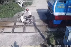 Cụ ông đi xe máy loạng choạng, va chạm với tàu hỏa khi băng qua đường sắt 
