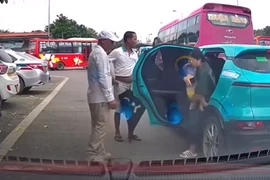 Nhóm người đuổi phụ nữ bế con khỏi taxi công nghệ ở bến xe Thái Nguyên 