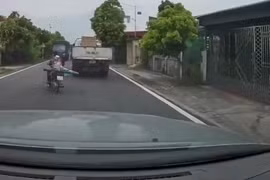 Đánh võng chuyển làn sai quy định, xe máy lao thẳng vào đầu ôtô 