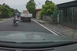 Đánh võng chuyển làn sai quy định, xe máy lao thẳng vào đầu ôtô 