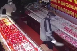 Hai thanh niên bịt kín, cầm dao đi cướp tiệm vàng