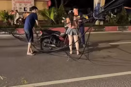 Cô gái đi xe máy vướng vào chùm dây cáp điện rơi giữa đường 