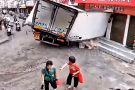 Xe tải chở tôm mất lái đâm vào cửa hàng trà sữa 