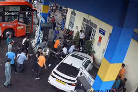 Camera ghi lại vụ đối tượng lao xe vào đám đông sau mâu thuẫn tại Đà Lạt