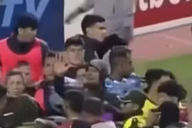 Hỗn chiến trên sân cỏ, trọng tài phải rút hơn 10 thẻ đỏ